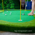 Персонализиран мини мат голф, поставящ зелено на открито